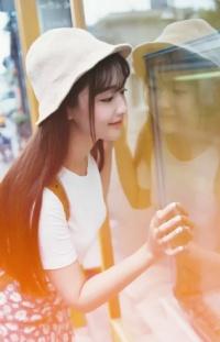 这一场她自以为是坚持封面